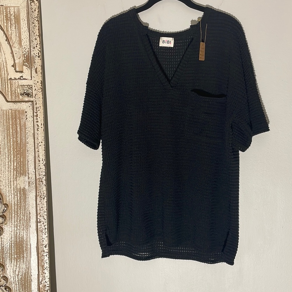 BLACK OPEN KNIT POCKET TEE